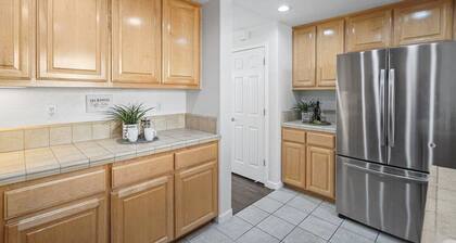 Newly Remodeled Townhouse Communication Hill