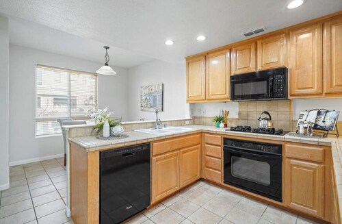 Newly Remodeled Townhouse Communication Hill