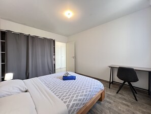 2 室のベッドルーム、アイロン / アイロン台、WiFi (無料)、ベッドシーツ