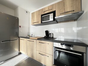 Refrigerador, microondas, horno, cafetera/tetera