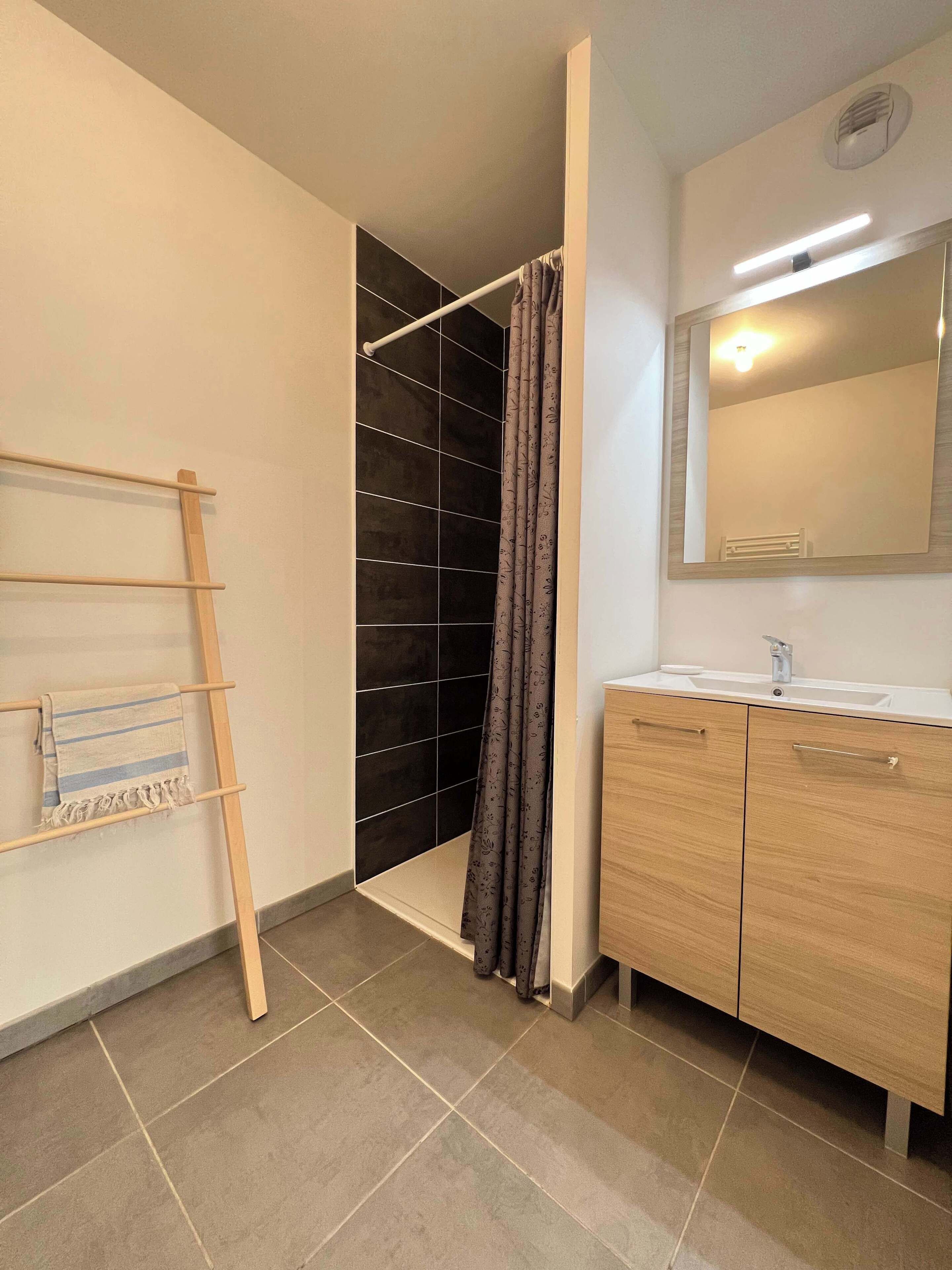 Een douche, een haardroger, handdoeken