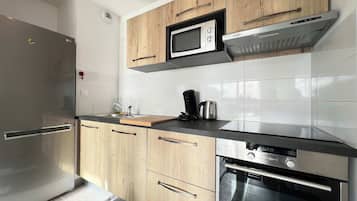 Microwave, oven, stovetop, coffee/tea maker