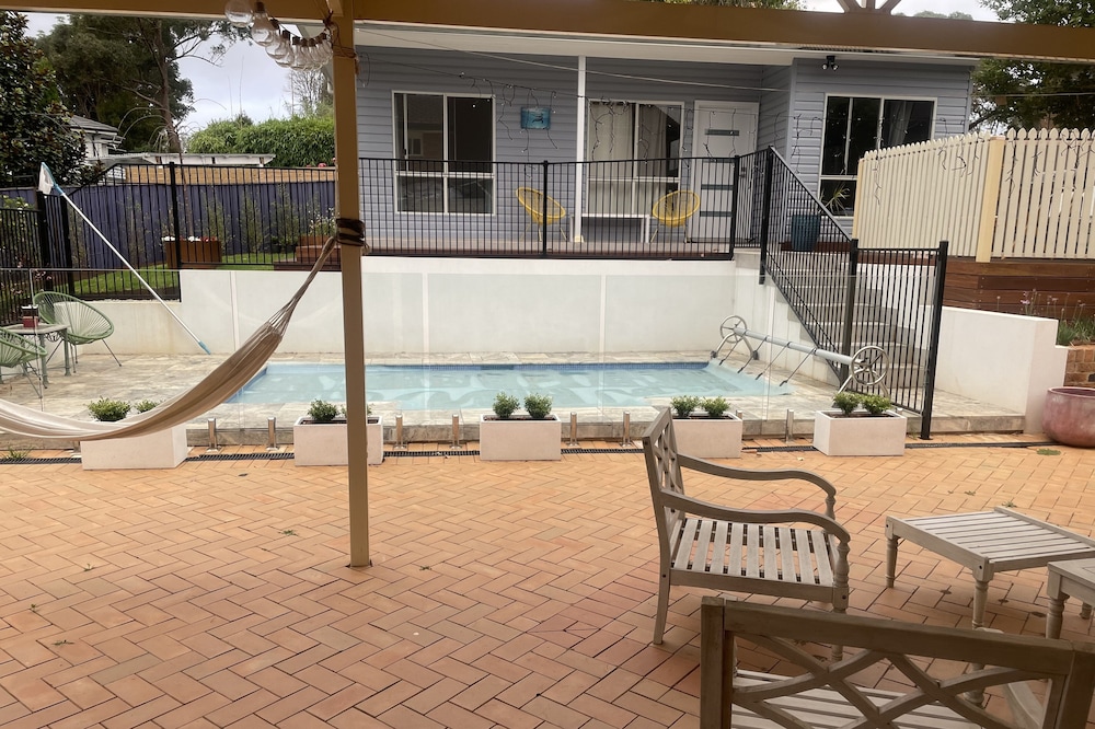 Adorable 2bdrm guesthouse with pool access - No smoking