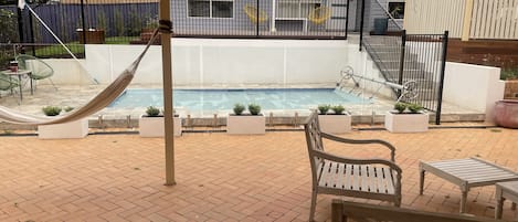 Una piscina al aire libre, una piscina climatizada