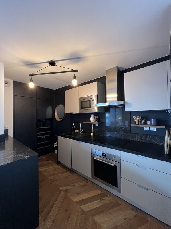 Frigorífico, microondas, horno y placa de cocina