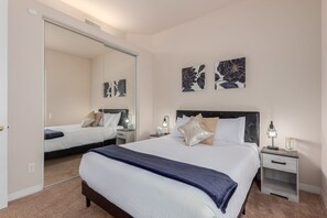 5 bedrooms, desk, iron/ironing board, free WiFi - Desert Oasis ★ Pool-Spa-Disc Golf-Ping Pong-Poker Table-Pool Table★ (Scottsdale)