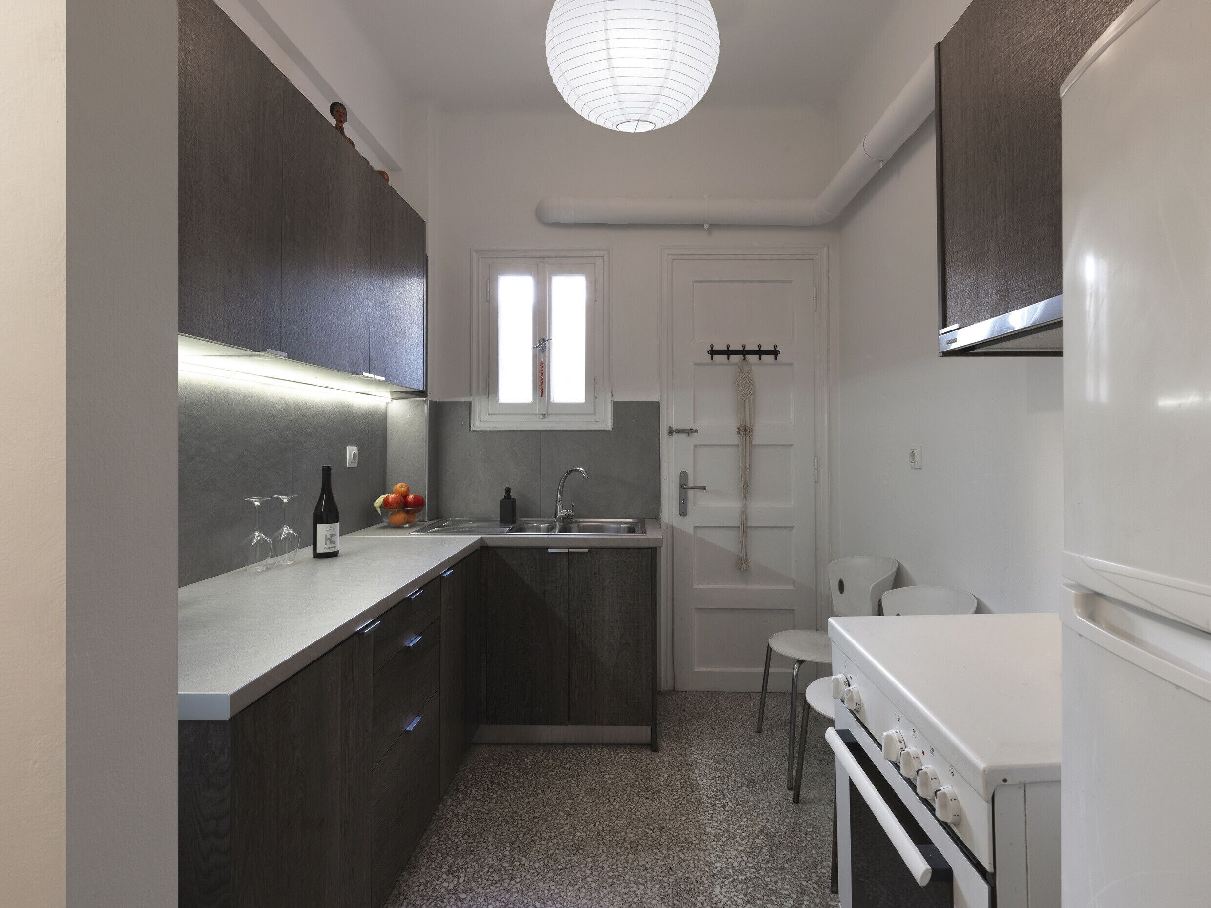 Réfrigérateur, four, cafetière/bouilloire, bouilloire électrique