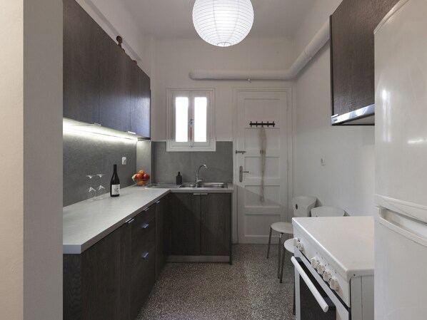 Fridge, oven, coffee/tea maker, electric kettle