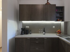 Fridge, oven, coffee/tea maker, electric kettle