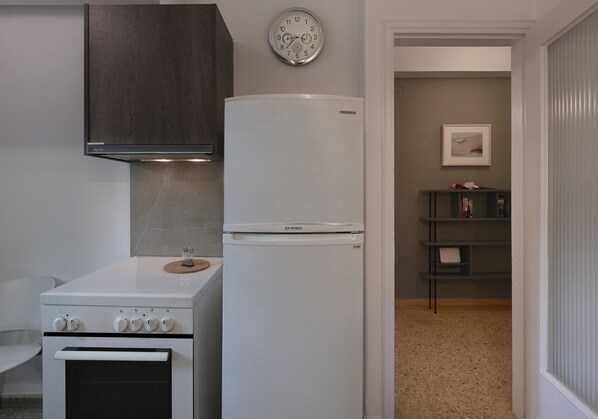 ثلاجة، فرن، ماكينة لصنع القهوة/الشاي، غلّاية كهربائية