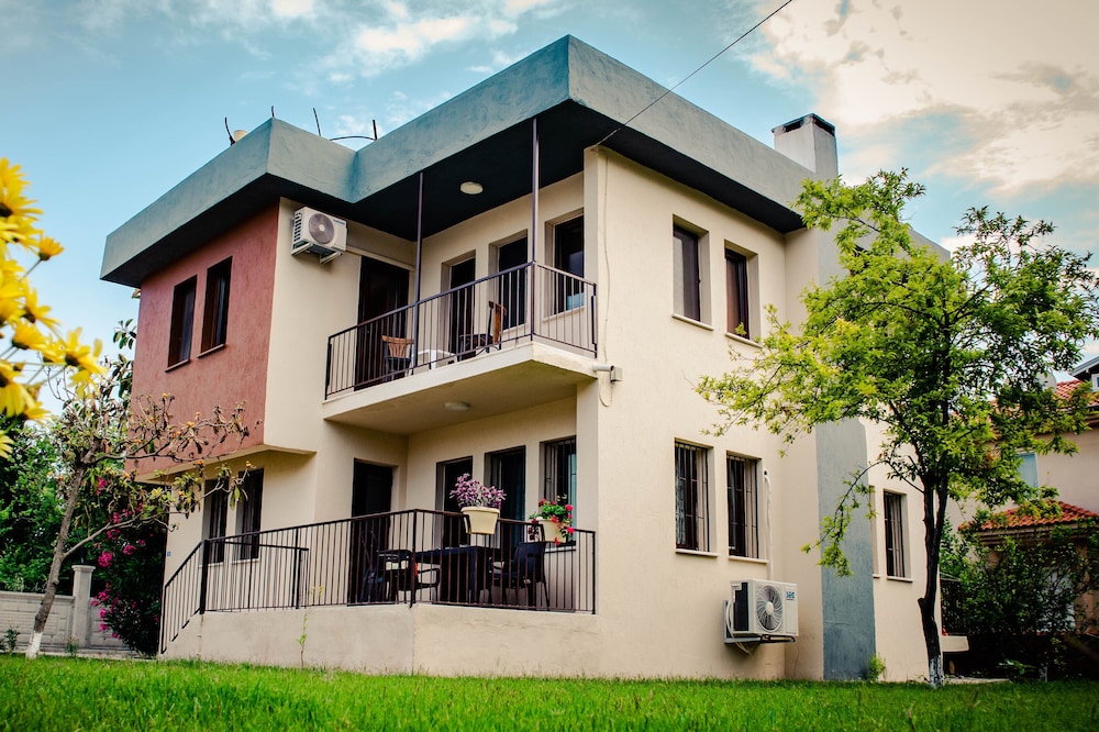 Deluxe Villa Dalyan; Detached garden and barbecue. So near to city, river, beach