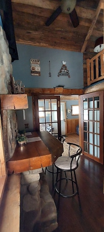 内装. Tiny Cabin in Huron National Forest!