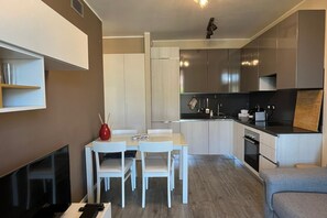 Kühlschrank, Mikrowelle, Ofen, Geschirrspüler