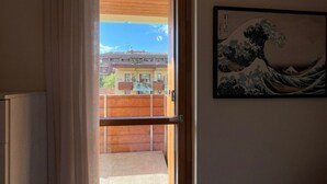 Een kamer met uitzicht op een gebouw buiten.