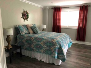 Desk, iron/ironing board, WiFi, bed sheets - Country Farmhouse | Large Parking 4 bed/2 bath (Brewer)
