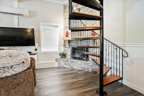 Interior - Country Farmhouse | Large Parking 4 bed/2 bath (Brewer)