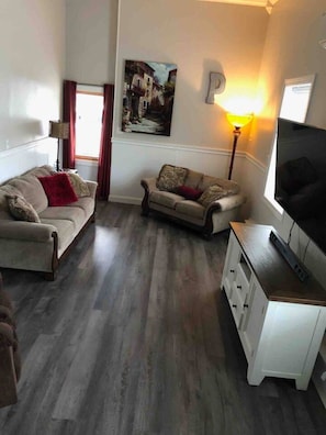 TV, stereo - Country Farmhouse | Large Parking 4 bed/2 bath (Brewer)