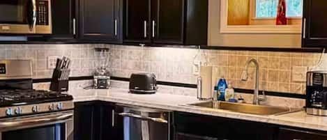 Jääkaappi, mikroaaltouuni, astianpesukone, kahvin-/teenkeitin