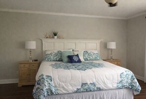 Desk, iron/ironing board, WiFi, bed sheets - Country Farmhouse | Large Parking 4 bed/2 bath (Brewer)
