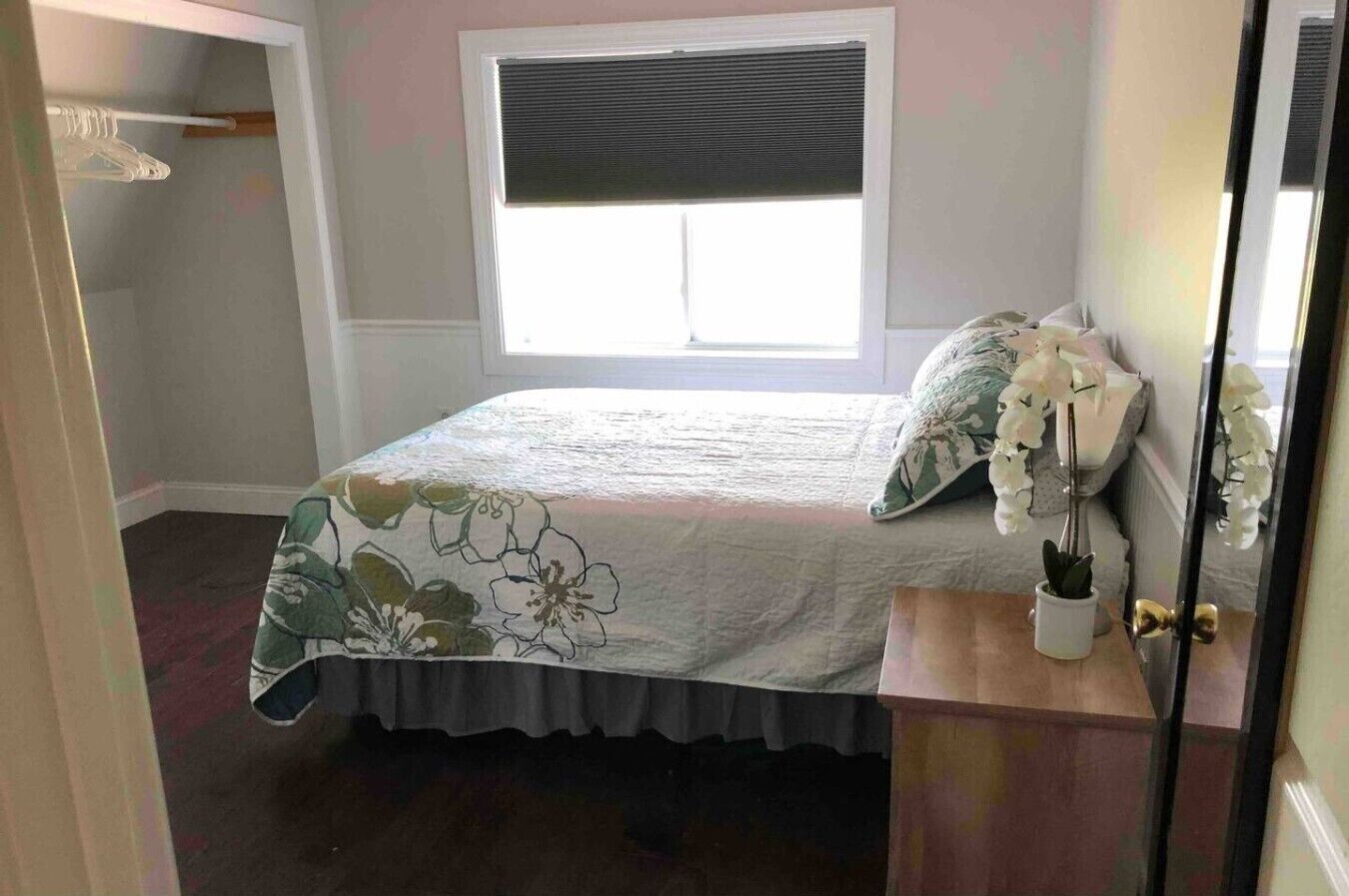Desk, iron/ironing board, WiFi, bed sheets