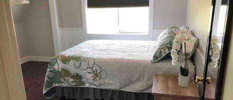 Desk, iron/ironing board, WiFi, bed sheets