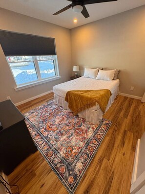 Desk, iron/ironing board, WiFi, bed sheets