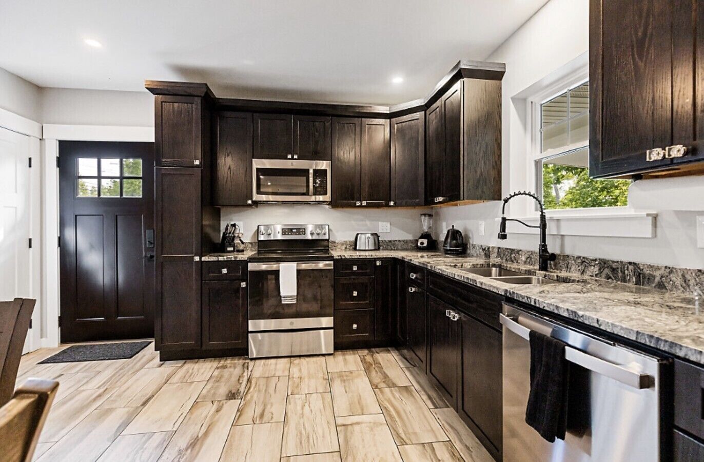 Coffee/tea maker, fridge, microwave, oven
