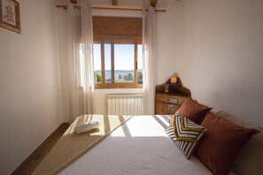 4 bedrooms, iron/ironing board, free WiFi, wheelchair access - Indoor AND outdoor pools, Sauna, Gym, Games Area (Sant Pau d’Ordal)