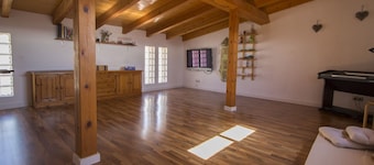 2 piscinas, sauna, gimnasio y área de juegos!