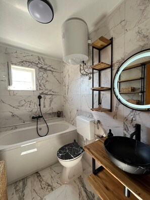 Badewanne, Haartrockner, Handtücher