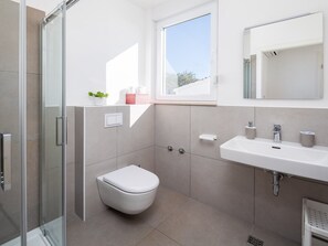 Douche, sèche-cheveux, serviettes fournies