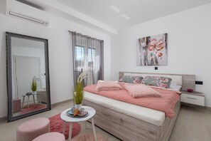 5 bedrooms, iron/ironing board, internet, bed sheets