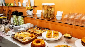 Una mesa de buffet con diversos alimentos y utensilios.