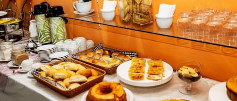 Free daily buffet breakfast