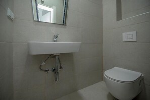 Dusche, Haartrockner, Handtücher