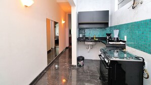 Basic-Apartment | Eigene Küche | Mikrowelle, Mixer, Kochgeschirr/Geschirr/Besteck, Esstisch