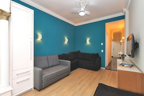 Apartamento básico | Área de estar | Smart TV 42 polegadas com canais digitais, TV