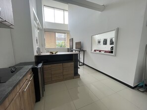 Departamento | Cocina privada | Refrigerador con congelador, microondas, parrilla de estufa y licuadora