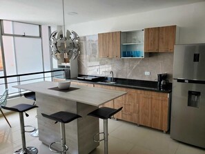 Appartement, 2 chambres | Cuisine privée | Réfrigérateur grande capacité avec congélateur, four à micro-ondes