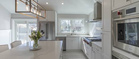 雪櫃、微波爐、焗爐、爐具