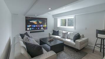 Smart TV, fireplace
