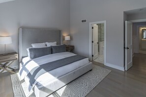 5 habitaciones, tabla de planchar con plancha, wifi y ropa de cama 