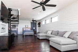 12 Schlafzimmer, Schreibtisch, Bügeleisen/Bügelbrett, Reisekinderbett