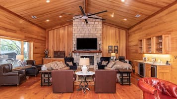 Smart TV, chimenea, futbolito y tenis de mesa