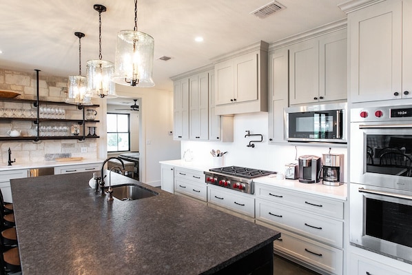 Fridge, oven, stovetop, dishwasher