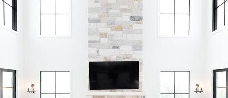 Una Smart TV, una chimenea, un futbolín, una mesa de tenis de mesa