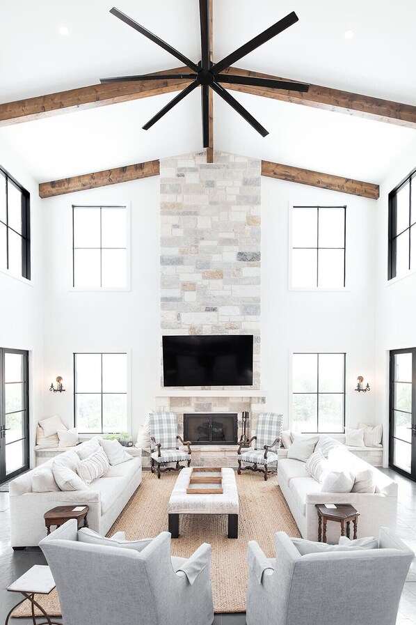 TV connectée, cheminée, baby-foot, table de tennis de table