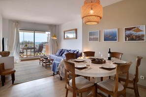 TV - PORT PALS: First sea line, apartment with community pool (Pals)