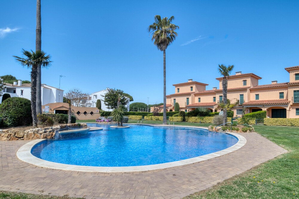 PORT PALS: First sea line, apartment with community pool