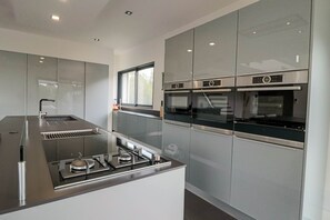 Een koelkast, een microgolfoven, een oven, een kookplaat